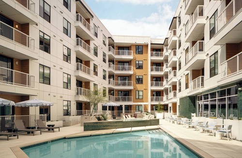 South Lamar House | 18 Guests at The Code by AvantStay | Experience South Lamar | Resort-Style Pool