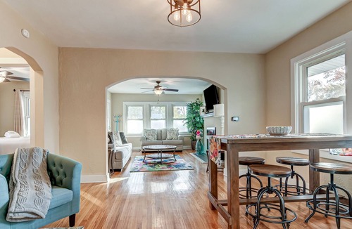 Springfield House | 1833 - Stylish and Cozy Home in Springfield!