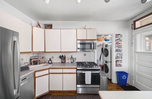 Rogers Park Condo | 1910 Charming Historic Flat - Walk to Beach & Loyola!