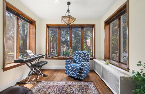 Rogers Park Condo | 1910 Charming Historic Flat - Walk to Beach & Loyola!