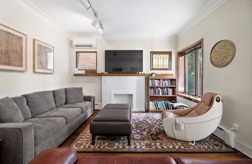 Rogers Park Condo | 1910 Charming Historic Flat - Walk to Beach & Loyola!