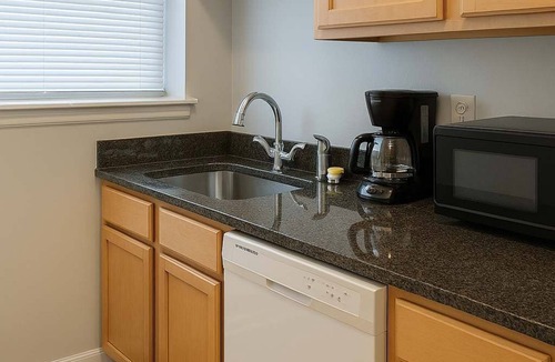 Ravenswood Apartment | 1BR/1BA City Comfort