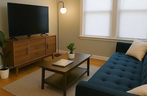 Ravenswood Apartment | 1BR/1BA City Comfort