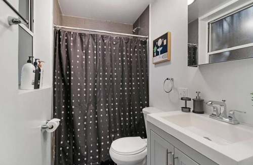 Ravenswood Apartment | 1BR Delightful Apt in Ravenswood | Shops & Dining