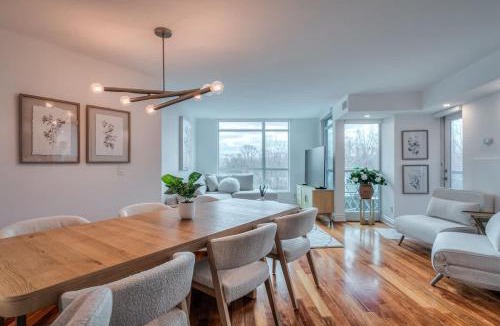 Fort York House | 1BR Den Lake Facing Condo with Balcony & Parking