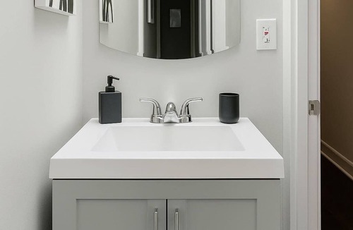 Ravenswood Apartment | 1BR Pad with Homey Feel