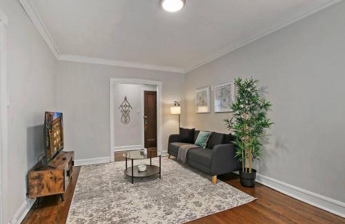 Ravenswood Manor Apartment | 1BR Serene and Cozy Chicago Apartment - Manor 2