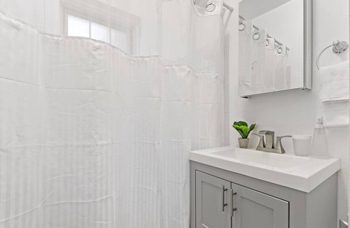 Ravenswood Apartment | 1BR Tranquil & Airy Apartment in Lincoln Square