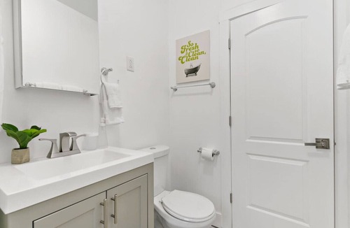 Ravenswood Apartment | 1BR Tranquil & Airy Apartment in Lincoln Square
