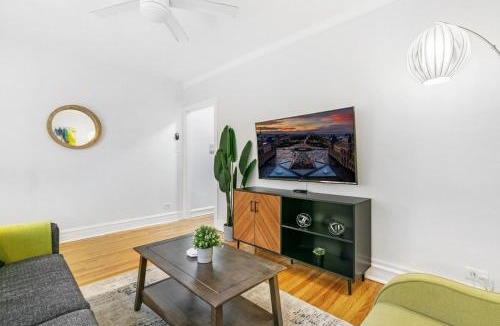 Ravenswood Apartment | 1BR Tranquil & Airy Apartment in Lincoln Square - Campbell rep