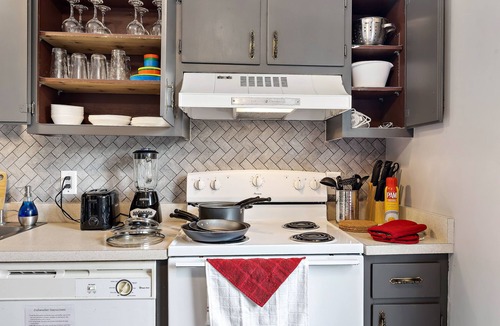 Yorkville House | 2 bd 1.5 bath/WI-FI/Sleeps6/Near waterpk/Yorkville