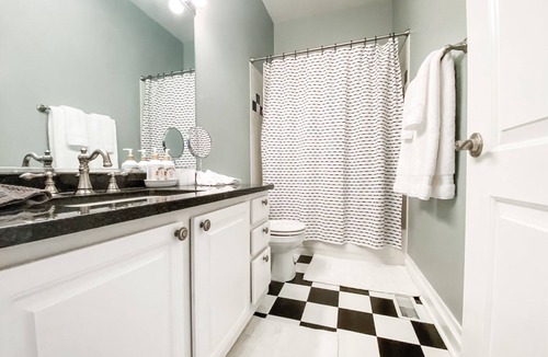 River West House | 2-beautiful adjacent luxury homes near downtown. Room for 20 adults.