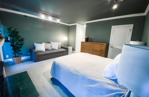 River West House | 2-beautiful adjacent luxury homes near downtown. Room for 20 adults.