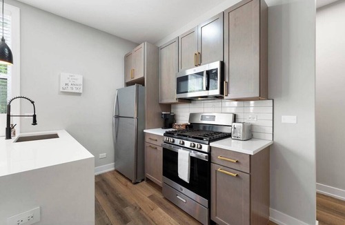 Lower West Side Apartment | 2 Bed & 3 Bath Chicago Condo