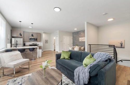 Lower West Side Apartment | 2 Bed & 3 Bath Chicago Condo
