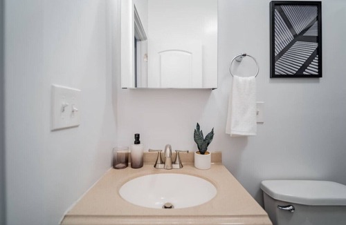 Wrigleyville Apartment | 2-Bedroom Apartment in Lively Neighborhood