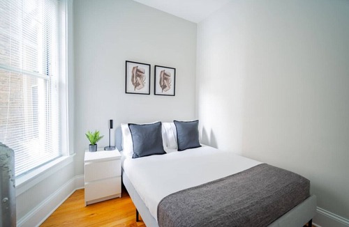 Wrigleyville Apartment | 2-Bedroom Apartment in Lively Neighborhood