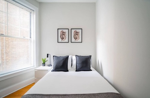Wrigleyville Apartment | 2-Bedroom Apartment in Lively Neighborhood