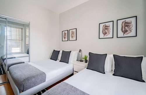 Wrigleyville Apartment | 2-Bedroom Apartment in Lively Neighborhood