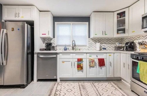 Chicago Apartment | 2-bedroom apartment in Humboldt Park, Chicago with gated Parking