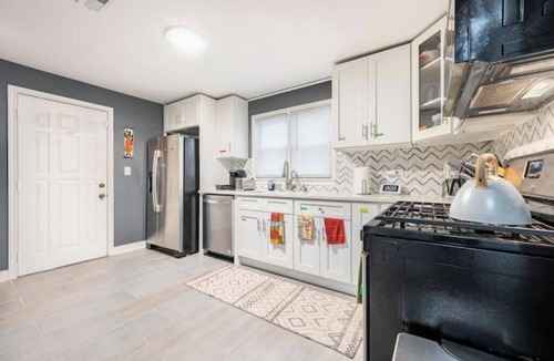 Chicago Apartment | 2-bedroom apartment in Humboldt Park, Chicago with gated Parking