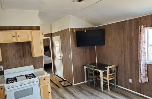 New Boston Cabin | 2 Bedroom Cabin Near the River