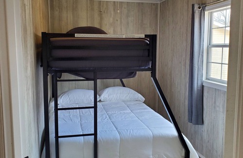 New Boston Cabin | 2 Bedroom Cabin Near the River