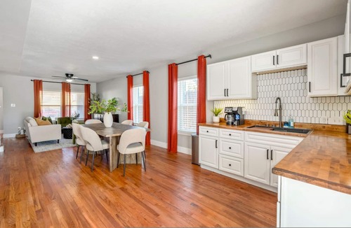 Greater East End Apartment | 2-bedroom - Equipped Kitchen - Gated Parking