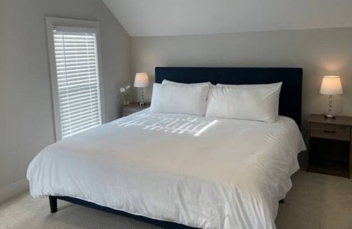 Lake Bluff Apartment | 2 Bedroom Naval Family Oasis