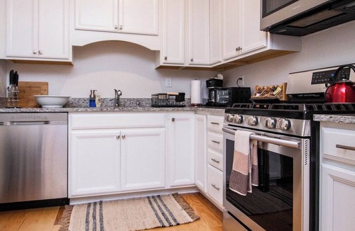 Harrison Lenox Apartment | 2 Bedroom Unit w/Elevator & In-Unit Laundry