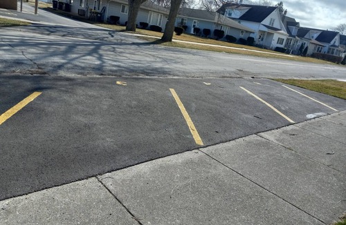 South Chicago Heights Apartment | 2-bedroom apartment in South Chicago Heights with AC.