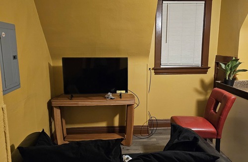 South Chicago Heights Apartment | 2-bedroom apartment in South Chicago Heights with AC.