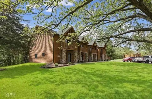 Utica Condo | 2 Bedroom villa