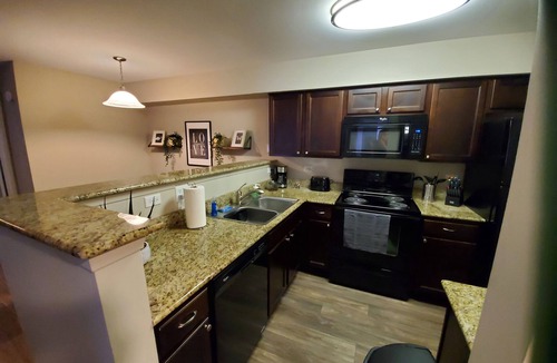 Lombard Condo | 2 BR W/Washer Dryer, Fireplace, Close To It All, Monthly Stays Welcome