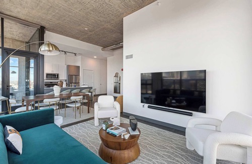 West Loop Apartment | 2 Designer Apts for Group Stays + Top Amenities