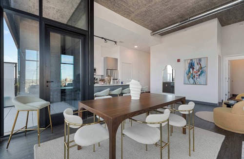 West Loop Apartment | 2 Designer Apts for Group Stays + Top Amenities