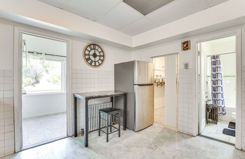 South Chicago Apartment | 2 Mi to Rainbow Beach Park: South Side Charmer!