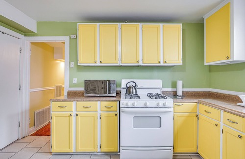 Washington Park Apartment | < 2 Mi to UChicago: Apt Near Bus Stops!