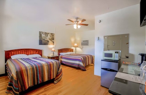 Short Creek Hotel | 2 Modern Double-Bed Rooms Close to Cadiz Activities Plus Free Parking