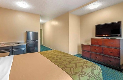 Mitchell Hotel | 2-Star Hotel ∙ Econo Lodge Inn & Suites Granite City