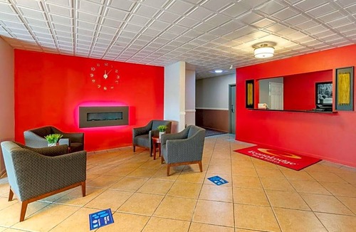 Mitchell Hotel | 2-Star Hotel ∙ Econo Lodge Inn & Suites Granite City