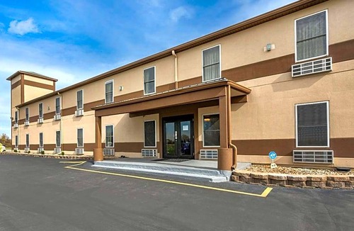Mitchell Hotel | 2-Star Hotel ∙ Econo Lodge Inn & Suites Granite City