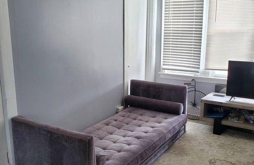 Chatham Apartment | 20 mins to downtown or Indiana