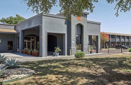 St. Johns Apartment | [23] ATX Studio: King Bed, Access to Gym & Laundry