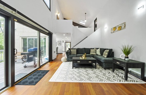 Russell House | 232 m² House ∙ 4 bedrooms ∙ 8 guests