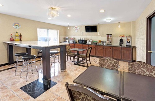 Elk Grove Village Hotel | 25 m² Hotel ∙ 127 guests