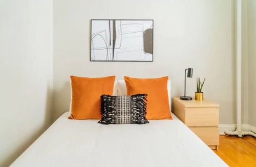Wrigleyville Apartment | 2BR Apartment near Diner, Shops & Wrigley Field