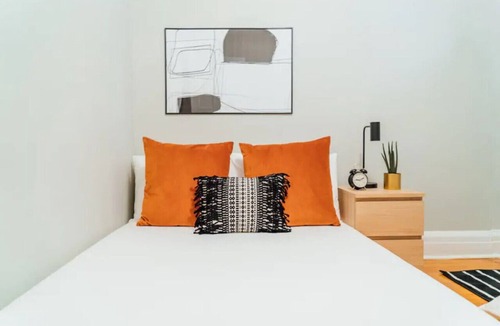 Wrigleyville Apartment | 2BR Apartment near Diner, Shops & Wrigley Field