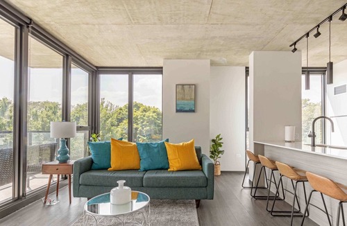 Near West Side Apartment | 2BR Chic New Apartment With Rooftop Pool & Gym