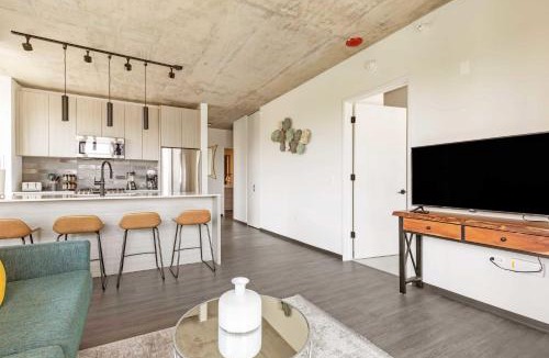 Near West Side Apartment | 2BR Chic New Apartment With Rooftop Pool & Gym